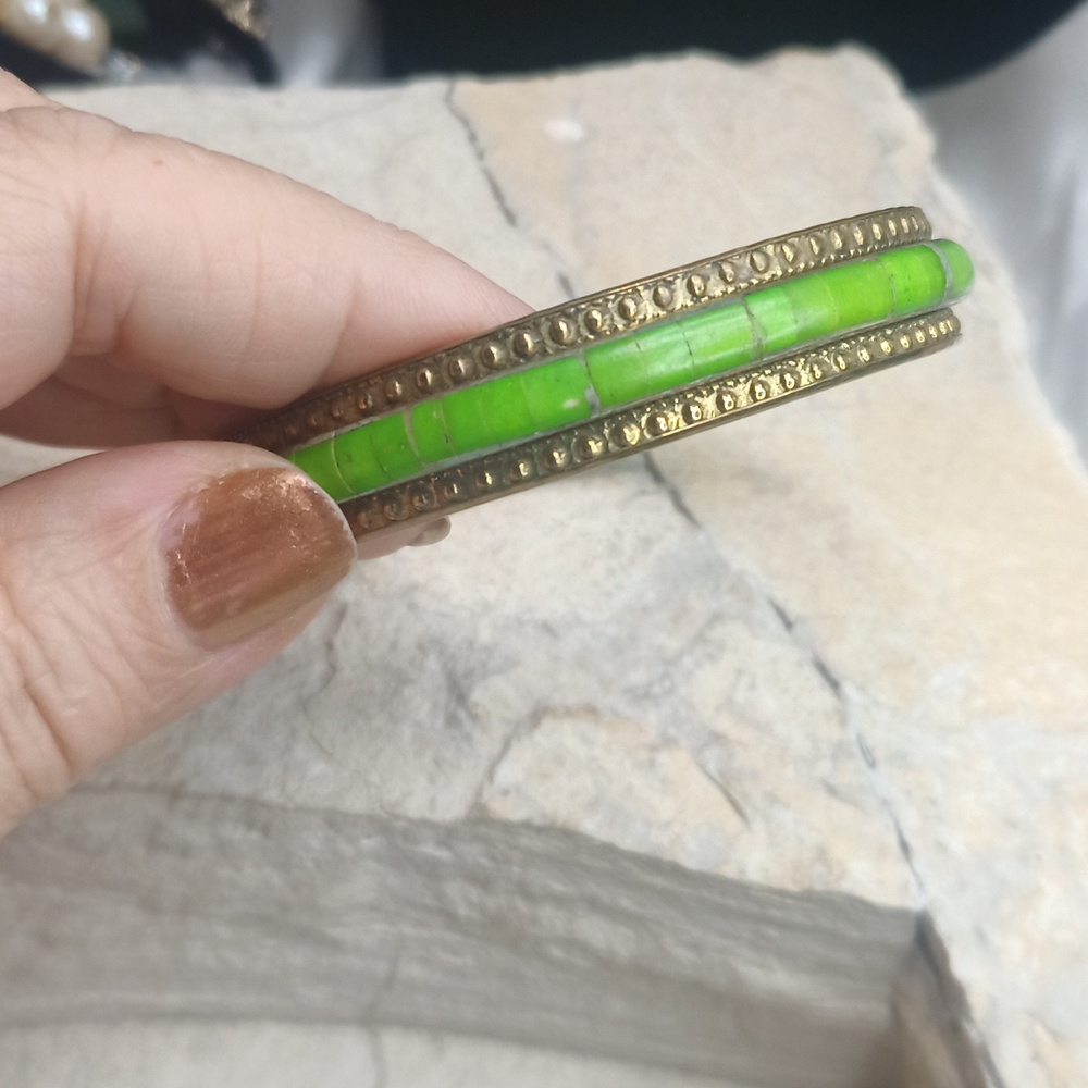 Rare Vintage Green Turquoise on Brass bangle bracelet - Picture 5 of 6